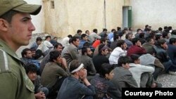 افغان های مهاجر در یک اردوگاه مهاجرین در ایران