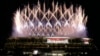 Perayaan kembang api menandai pembukaan Olimpiade Tokyo 2020 di Stadion Nasional di Tokyo, Jepang hari Jumat 23/7. (Foto: AP/Shuji Kajiyama)