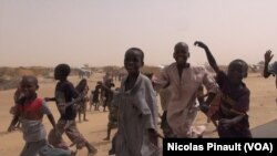 Des enfants dans le camp de réfugiés d'Assaga, Diffa, Niger, 17 avril 2017 (VOA/Nicolas Pinault)