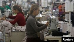 រូបឯកសារ៖ កម្មការិនីកាត់ដេរកំពុងធ្វើការ នៅក្នុងរោងចក្រមួយ នៅខេត្តកណ្តាល កាលពីថ្ងៃទី១២ ខែធ្នូ ឆ្នាំ២០១៨។