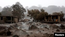 Batu-batuan vulkanis bertebaran dekat kawasan yang terkubur oleh erupsi Gunung Fuego di San Miguel Los Lotes di Escuintla, Guatemala, 6 Juni 2018.