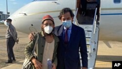 L'émissaire américaine en Birmanie, Bill Richardson, à droite, en compagnie du journaliste Danny Fenster à Naypyitaw, Myanmar, le lundi 15 novembre 2021. 