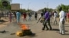 Les partisans de l'opposition nigérienne allument un feu et scandent des slogans alors qu'ils participent à une manifestation dans les rues de Niamey, le 23 février 2021.