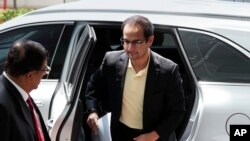 Riza Aziz (kanan) anak tiri mantan PM Malaysia Najib Razak, di kantor badan Anti-Korupsi Malaysia di Putrajaya, Malaysia, 3 Juli 2018. (Foto: dok).