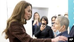 Britanska princeza Kejt razgovara sa pacijentkinjom Rebekom Mendelson tokom posete bolnici Rojal Marsden gde se lečila od raka, 14. januara 2025. (Foto: AP/ Chris Jackson)