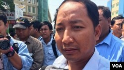 លោក​ អាត់ ធន់​​ ប្រធាន​សហភាព​​ការងារ​​កម្ពុជា​ ផ្តល់​បទសម្ភាសន៍​ដល់​អ្នក​សារ​ព័ត៌​មាន​​​នៅ​មុខ​សាលាដំបូង​រាជធានី​ភ្នំពេញ​ កាល​ពី​ព្រឹក​ថ្ងៃ​ច័ន្ទ​ ទី​​៨​ ខែ​កុម្ភៈ​ ឆ្នាំ​២០១៦​ អំពីការ​ចាប់​ខ្លួន​អ្នក​តវ៉ា​ពីររូប ក្រោយអំពើ​ហិង្សា​​ក្នុង​ការ​ធ្វើ​បាតុកម្ម​ទាមទារ​ឲ្យ​ក្រុមហ៊ុន​កាពីតូល​ទទួល​យក​អតីត​អ្នកបើកបរ​រថយន្តក្រុង​ចំនួន​​៤៥​នាក់​ឲ្យ​ចូល​បម្រើ​ការងារវិញ។