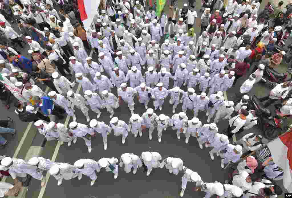 Indonesian Muslims march towards the presidential palace during a protest against Jakarta governor Basuki Tjahaja Purnama over alleged blasphemy in Jakarta.