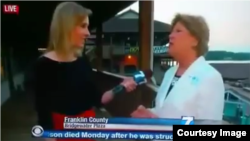 Reporter Alison Parker, kiri, sedang melakukan wawancara langsung beberapa saat sebelum ditembak mati, 26 Agustus 2015.