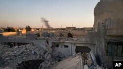 Seorang tentara Irak berdiri di atas sebuah bangunan yang hancur di sebuah kawasan yang baru-baru ini direbut kembali oleh pasukan keamanan Irak saat berperang melawan militan Islam di Mosul barat, Irak, 25 Juni 2017.