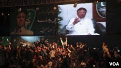 Mantan Presiden Pakistan Pervez Musharraf memberikan pidato kepada para pendukung partai Liga Muslim Pakistan di Karachi melalui video dari Dubai (8/1).