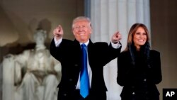 ترمپ و همسرش روز گذشته به محض ورود به واشنگتن دی سی از بنای یادبود براهام لینکن دیدن کرد