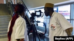 Contrôle des passagers à l'aéroport international Blaise Diagne de Dakar, le 30 janvier 2020. (Photo: AFP)