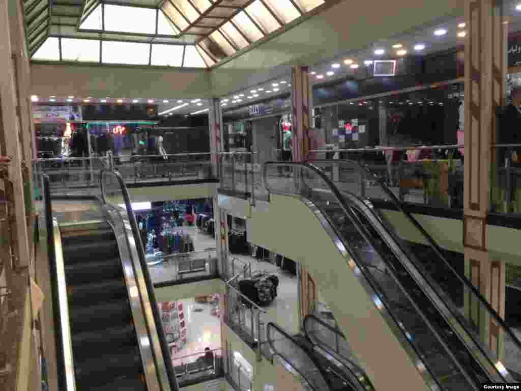 Stores were open in a shopping mall in Baneh, Iran, May 18, 2018, but it was virtually deserted. Local residents blame the lack of business on Tehran&rsquo;s monthslong blockade of border footpaths, which Baneh shopkeepers have relied upon to import desirable goods from Iraq.