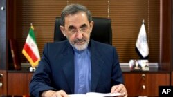 Ali Akbar Velayati, penasihat senior pemimpin tertinggi Iran, Ayatollah Ali Khamenei, berpose setelah wawancara dengan The Associated Press. (Foto: dok.)