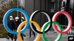 Le symbole des jeux olympiques dans une rue de Tokyo, Japon, le 4 mars 2020.