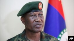 Nigeriya armiyasi matbuot kotibi, general Kris Olukolade jurnalistlar bilan savol-javob qilmoqda.