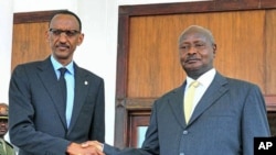 Uganda President Yoweri Museveni (R) shakes hands his Rwandan counterpart Paul Kagame at Entebbe State House, in Entebbe, Uganda, December 11, 2011.