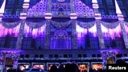Toko Saks Fifth Avenue di Manhattan menjelang liburan natal di New York, 27 November 2016. 