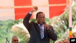 Emmerson Mnangagwa saluant les militants de la Zanu-PF au quartier général du parti, Harare le 10 février 2016 (AP Photo/Tsvangirayi Mukwazhi)