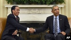Presiden Joko Widodo (kiri) menyatakan keinginan Indonesia untuk bergabung dengan kemitraan dagang Trans Pasifik atau TPP dalam pertemuan dengan Presiden Barack Obama di Gedung Putih, Senin (26/10). 