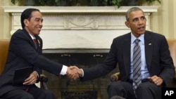 President Barack Obama shake hands with Indonesian President Joko Widodo during their meeting in the Oval Office of the White House in Washington, Oct. 26, 2015.