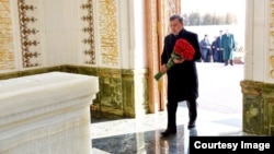 Prezident Shavkat Mirziyoyev O'zbekistonning undan oldingi rahbari Islom Karimov qabri oldida, Samarqand 