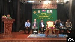 សិក្ខា​សាលា​ពិគ្រោះ​យោបល់​សេចក្តី​ព្រាង​«ក្រម​សីលធម៌​​នៃ​​អ្នក​​សិល្បៈ» ក្នុង​រាជធានី​ភ្នំពេញ កាល​​ពី​​ថ្ងៃ​​ទី​២៧ ខែ​កញ្ញា ឆ្នាំ២០១៦។ (ហ៊ាន សុជាតា/ VOA)