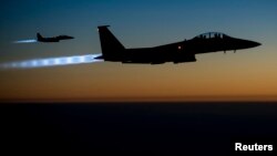 Dua pesawat tempur AS jenis F-15E usai melakukan serangan udara di Suriah (foto: dok).