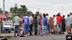 Des habitants auprès de cadavres retrouvés dans les rues de Bujumbura, samedi 12 décembre 2015. (AP Photo)