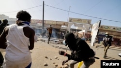 Polisi wa Senegal wakipambana na waandamanaji wanaopinga kuahirishwa uchaguzi