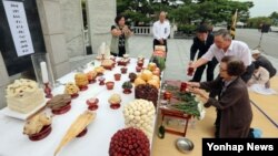 지난 29일 한국 경기도 파주시 임진각 망배단에서 열린 '추석맞이 실향민 합동망향제'에서 실향민들이 제를 올리고 있다. (자료사진)