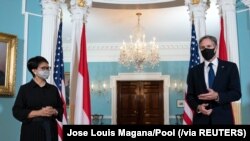 Menteri Luar Negeri AS Antony Blinken (kanan) menjawab pertanyaan media dalam konferensi pers bersama Menteri Luar Negeri RI Retno Marsudi di Departemen Luar Negeri AS, Washington DC, Selasa, 3 Agustus 2021. (Foto: Jose Louis Magana/Pool via Reuters)