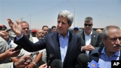 Menlu AS John Kerry didampingi Menlu Yordania Nasser Judeh (kanan), saat mengunjungi kemah pengungsi di Mafraq, Yordania (18/7). Menlu AS bertolak ke Tepi Barat untuk bertemu dengan Presiden Mahmoud Abbas dalam upaya lanjutan untuk menghidupkan kembali perundingan damai Palestina-Israel.