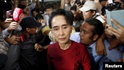 Partai NLD pimpinan Aung San Suu Kyi mendominasi pemilu parlemen di Myanmar tanggal 8/11 lalu (Foto: dok). Namun, tantangan besar bagi Suu Kyi adalah mengakhiri konflik yang telah menewaskan ribuan orang dalam beberapa tahun terakhir.