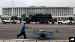 Des policiers en faction devant le Palais du Peuple, siège du Parlement de la RDC, à Kinshasa, lundi le 5 décembre 2011.
