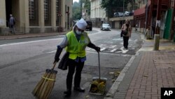香港环卫工人正清扫街道 