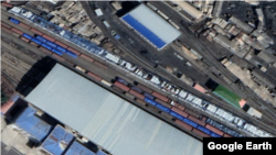 지난달 16일 촬영된 북한 신의주역 위성사진에 약 400m 길이의 하얀색 가림막 시설이 들어섰다. 지난해 10월 들어선 이 시설은 지난달 31일 철거됐다. 자료=Maxar Technologies / Google Earth