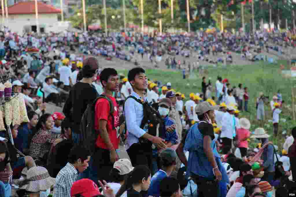 People participating in the first day of the Water Festival in Phnom Penh, Cambodia, November 5, 2014. (Nov Povleakhena/VOA Khmer) 