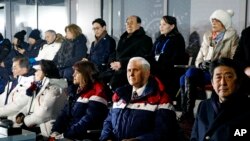 Wapres AS Mike Pence (dua dari kanan, bawah) duduk di antara istrinya Karen Pence (tiga dari kanan, bawah) dan PM Jepang Shinzo Abe saat berlangsungnya upacara Pembukaan Olimpiade Musim Dingin 2018 di Pyeongchang, Korea Selatan, 9 Februari 2018. 