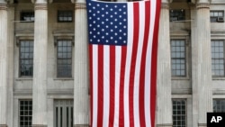 មនុស្ស​​​ពីរ​​​នាក់​​​អង្គុយ​​​នៅ​​​អគារ​​​Borough ក្នុង​​​សង្កាត់​​​Brooklyn ជា​​​ទី​​​ដែល​​​ទង់ជាតិ​​​សហរដ្ឋ​​​អាមេរិក​​​ដ៏​​​ធំ​​​ត្រូវ​​​បាន​​​ដាក់​​​បង្ហាញនៅ​​​ថ្ងៃ​​​ទី​​​៣​​​កក្កដា (AP Photo/Kathy Willens)