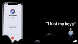 FILE - Craig Federighi, wakil presiden senior bidang Rekayasa Perangkat Lunak Apple, berbicara tentang Siri saat pengumuman produk baru di Apple Worldwide Developers Conference di San Jose, California, 4 Juni 2018. (Marcio Jose Sanchez, Arsip/AP)