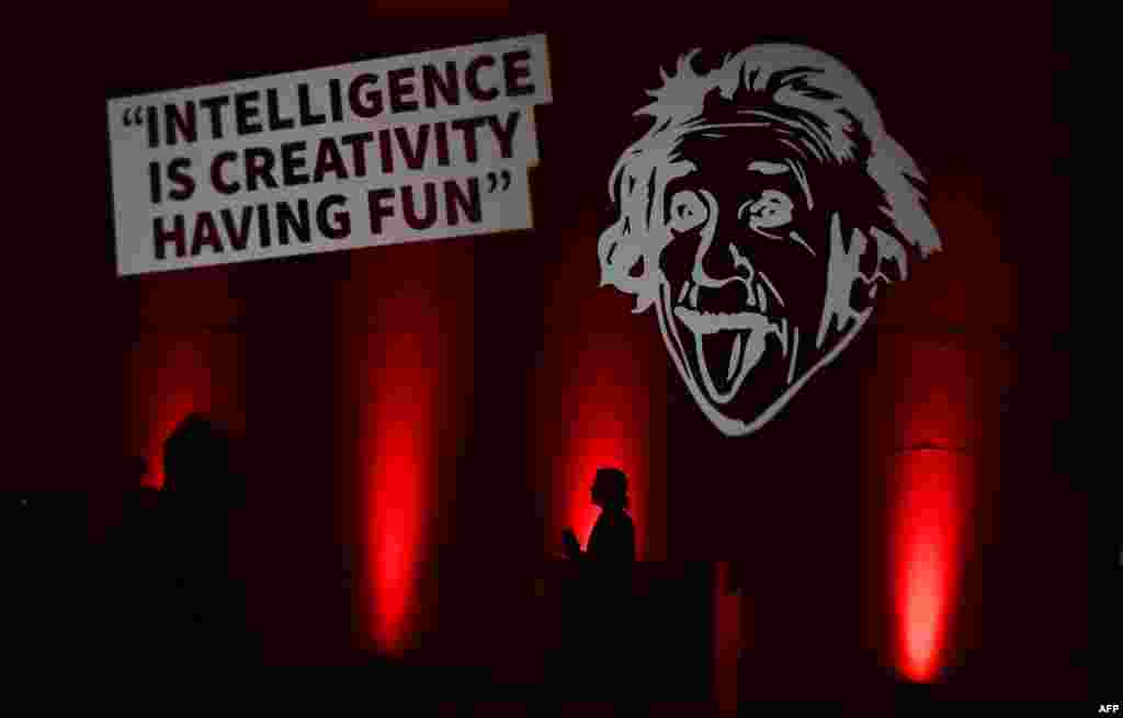 ស្ត្រី​ម្នាក់​បាន​មកដល់​សន្និសីទ​កាសែត​​មួយ​​សម្រាប់​ IFA ដែល​ជា​កម្មវិធី​ សម្រាប់​ការតាំងបង្ហាញ​ពាណិជ្ជកម្មឈានមុខគេរបស់ពិភពលោកសម្រាប់គ្រឿងអេឡិចត្រូនិច​និង​គ្រឿង​បរិក្ខាក្នុង​ផ្ទះ​ នៅ​ទីក្រុង​បែរឡាំង​ប្រទេស​អាល្លឺម៉ង់។