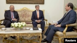Le président égyptien Abdel Fattah al-Sissi, à droite, rencontre le secrétaire d'Etat américain John Kerry, au centre, en présence du ministre égyptien des Affaires étrangères Sameh Shoukry, au palais présidentiel au Caire, en Egypte, le 20 avril 2016.