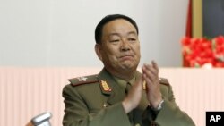 រូប​ភាព​ឯកសារ៖ រដ្ឋ​មន្រ្តី​ការពារ​ប្រទេស​របស់​ប្រទេស​កូរ៉េ​ខាង​ជើង​ Hyon Yong Chol ទះ​ដៃ​ក្នុង​អំឡុង​ការប្រជុំ​មួយ​កាល​ពី​ឆ្នាំ​២០១២​ នៅ​ក្នុង​ទីក្រុង​ព្យុងយ៉ាង​។