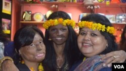 Para penyintas serangan cairan asam di India mengatakan mereka juga berhak memiliki harapan dan impian. (VOA/A. Pasricha)