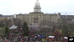 Ribuan warga berkumpul di gedung DPRD Michigan, memprotes RUU hak untuk bekerja. (AP/Carlos Osorio)