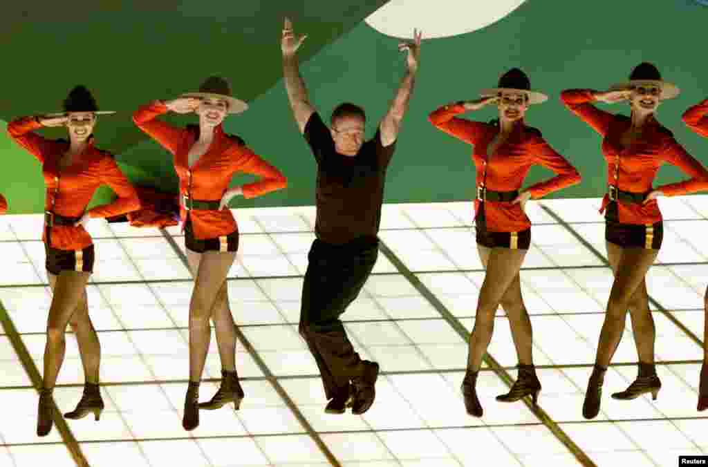 Robin Williams (tengah) menyanyikan lagu yang dinominasikan &quot;Blame Canada&quot; dari film &quot;South Park: Bigger, Longer and Uncut&quot; dalam Academy Awards, 26 Maret 2000.