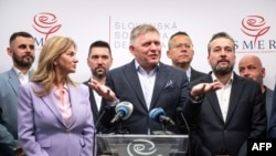 1일 로베르트 피초(가운데) 전 슬로바키아 총리가 수도 브라티슬라바에서 총선 결과에 관해 기자회견하고 있다.