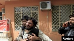 
បុរសអាហ្វហ្គានីស្ថានយំនៅក្បែរសពរបស់ បងប្រុស របស់លោក បន្ទាប់ពីមានការវាយប្រហារអត្តឃាតមួយ នៅក្រុង Jalalabad នា​ថ្ងៃ​ទី18 ខែមេសា ឆ្នាំ 2015។