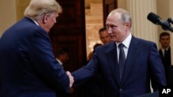 Rukovanje Trampa i Putina na kraju zajedničke konferencije za medije u Helsinkiju (Foto: AP/Pablo Martinez Monsivais)